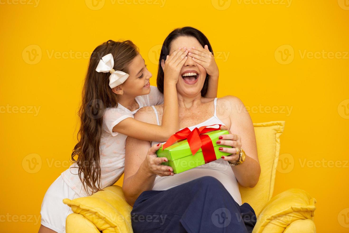 festa della mamma con confezione regalo sorpresa foto