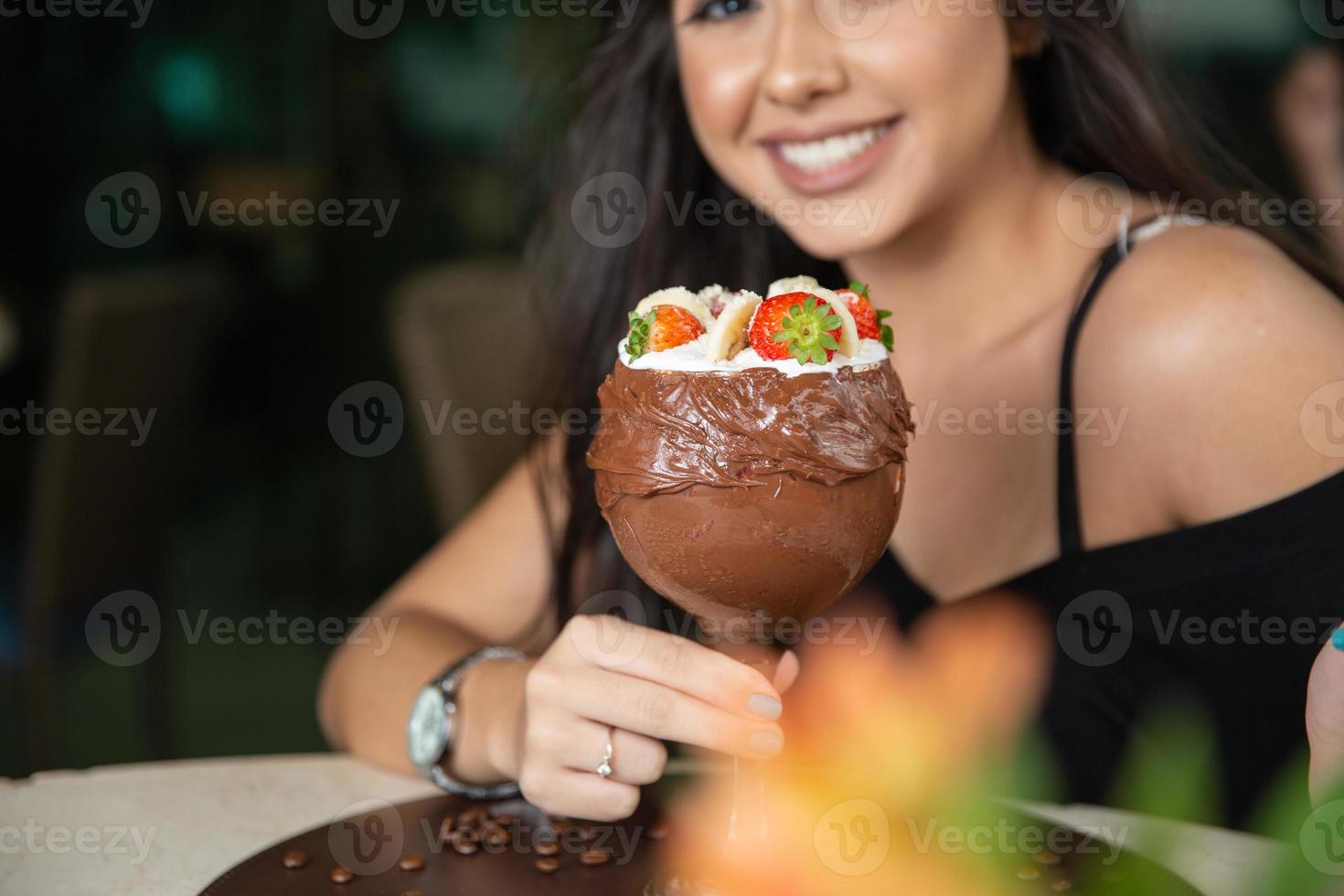 il bianco gelato mescola la fragola con un alto contenuto calorico, può renderti grasso, sfocato, sfocato. delizioso gelato alla vaniglia o al cioccolato con fragola. foto