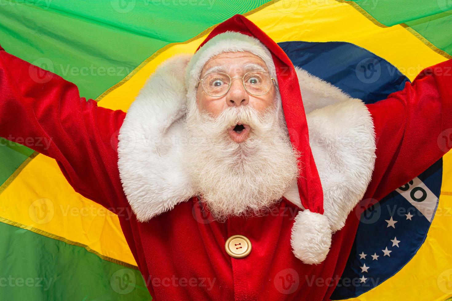 Babbo Natale è un fan del Brasile. tifoso di babbo natale della squadra brasiliana. campionato sportivo. Babbo Natale che tiene la bandiera brasiliana. partita di calcio. foto