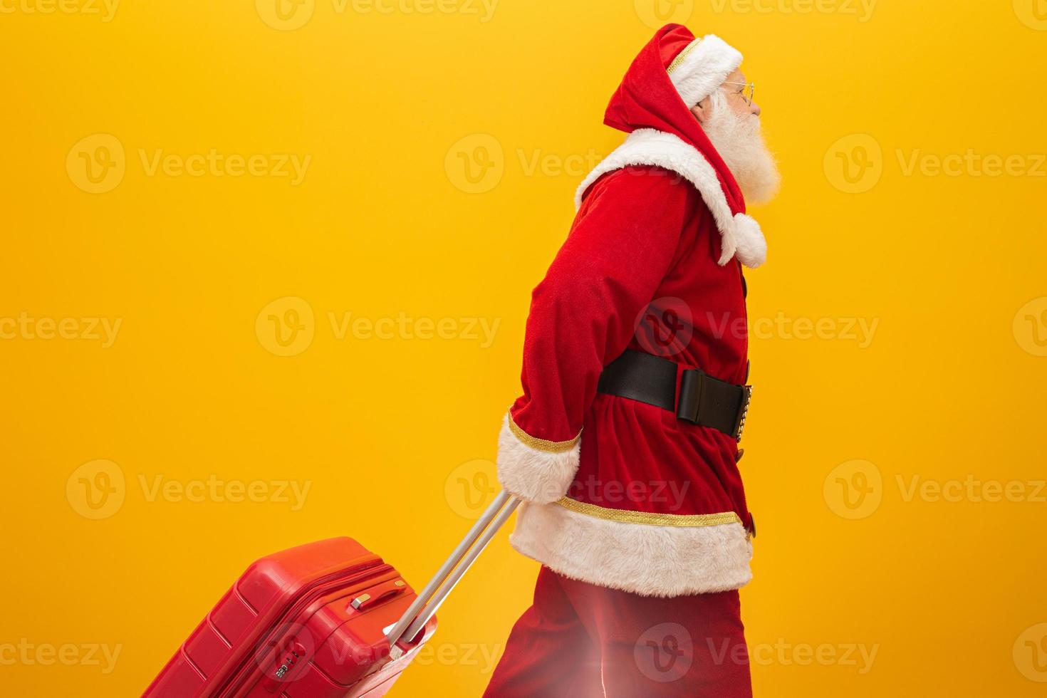 Babbo Natale con la sua valigia. concetto di viaggio di Capodanno. Babbo Natale in aeroporto. foto