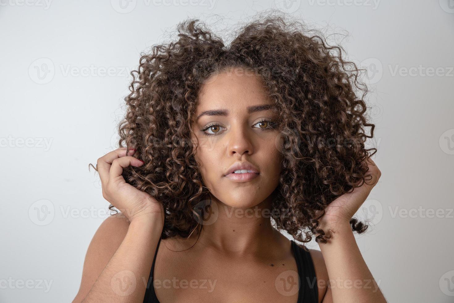 ritratto di bellezza di donna afroamericana con acconciatura afro e trucco glamour foto