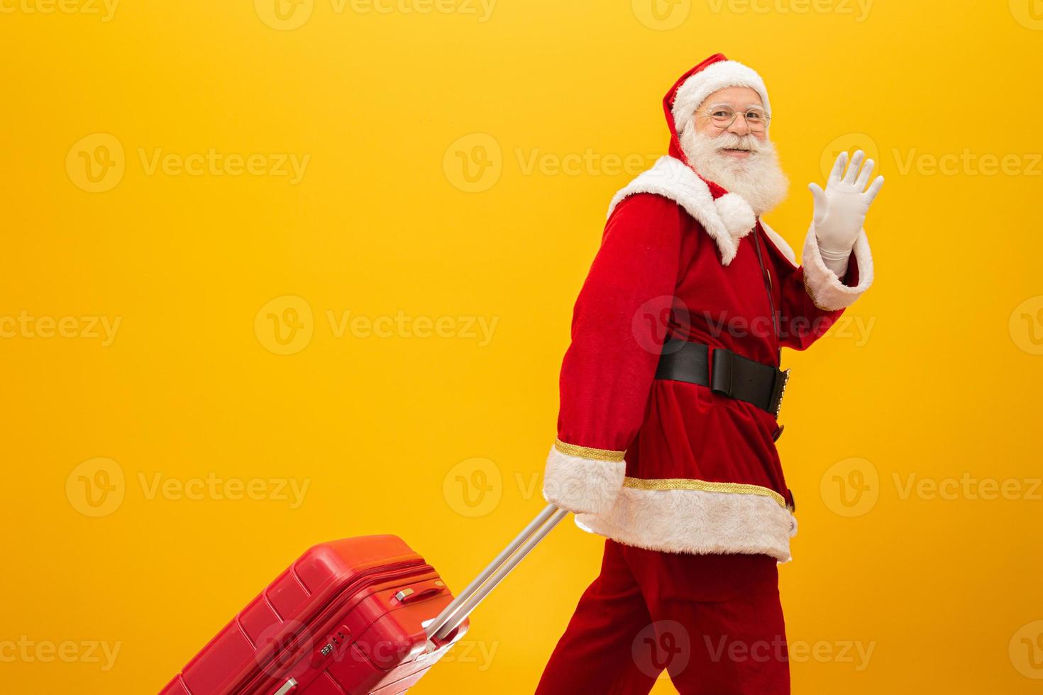 Babbo Natale con la sua valigia. concetto di viaggio di Capodanno. Babbo Natale in aeroporto. foto