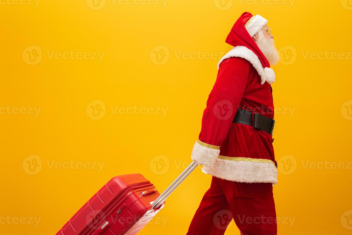 Babbo Natale con la sua valigia. concetto di viaggio di Capodanno. Babbo Natale in aeroporto. foto