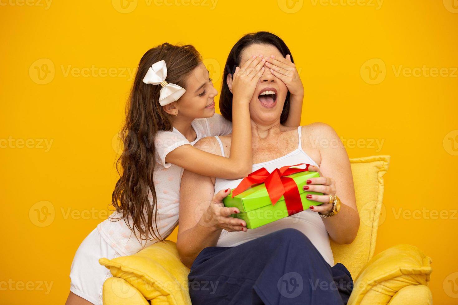 festa della mamma con confezione regalo sorpresa foto