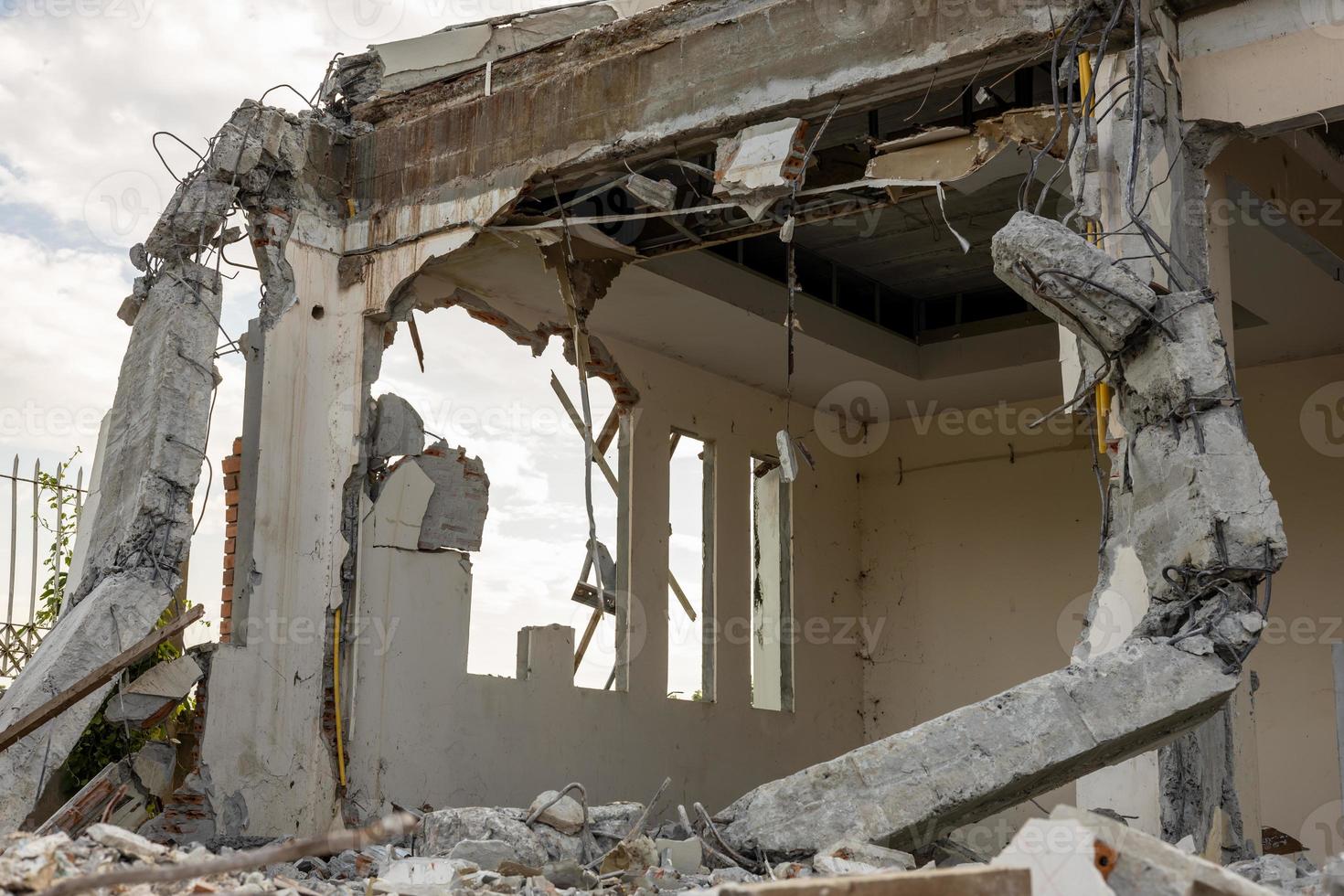 vista ravvicinata delle rovine di un vecchio edificio abbandonato. foto