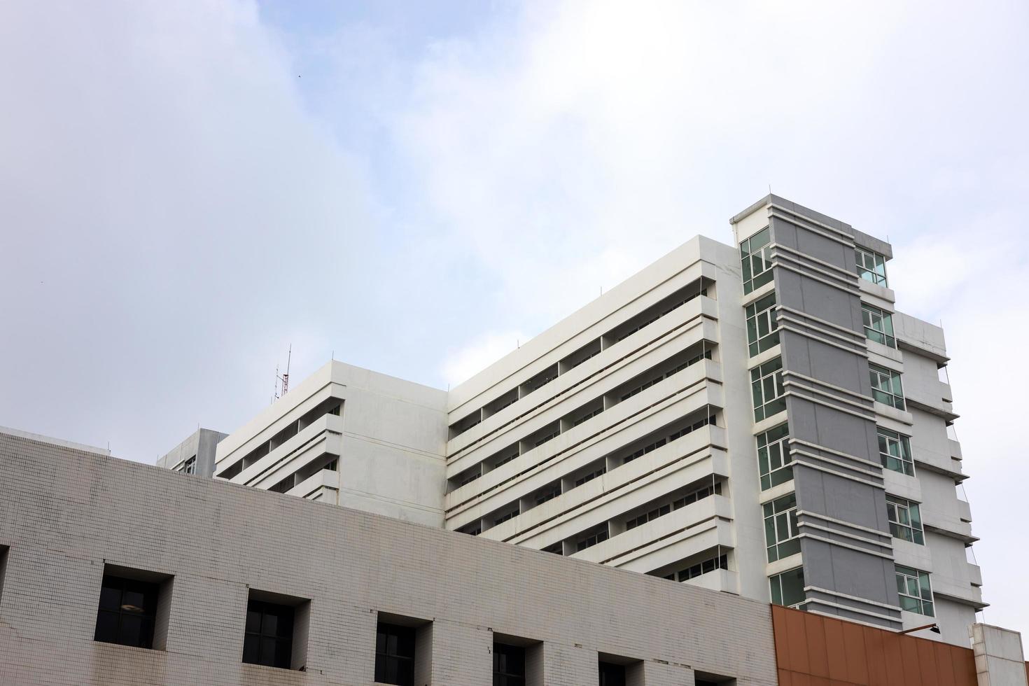 una vista dal basso, una vista ravvicinata dell'edificio in cemento bianco di un grande vecchio ospedale. foto