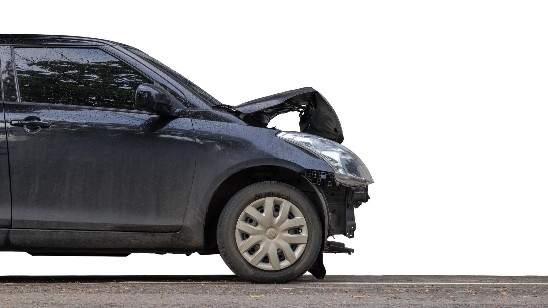 demolita la parte anteriore dell'auto nera isolata. foto