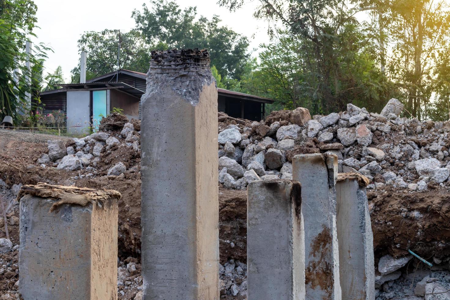 molti pali di cemento nel terreno scavato per la costruzione. foto