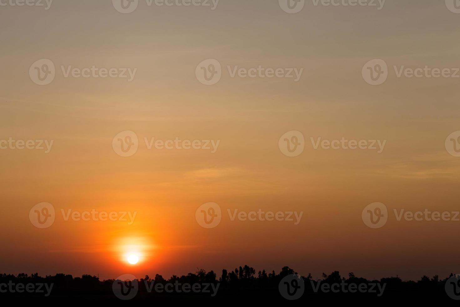 alba sulla campagna arancione. foto