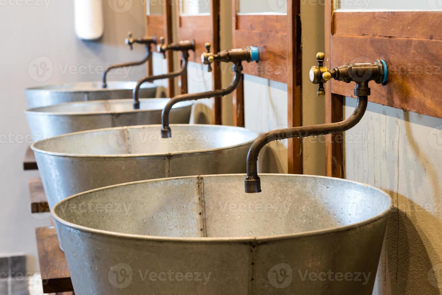 lavelli, pentole in acciaio inox, oggetti d'antiquariato. foto