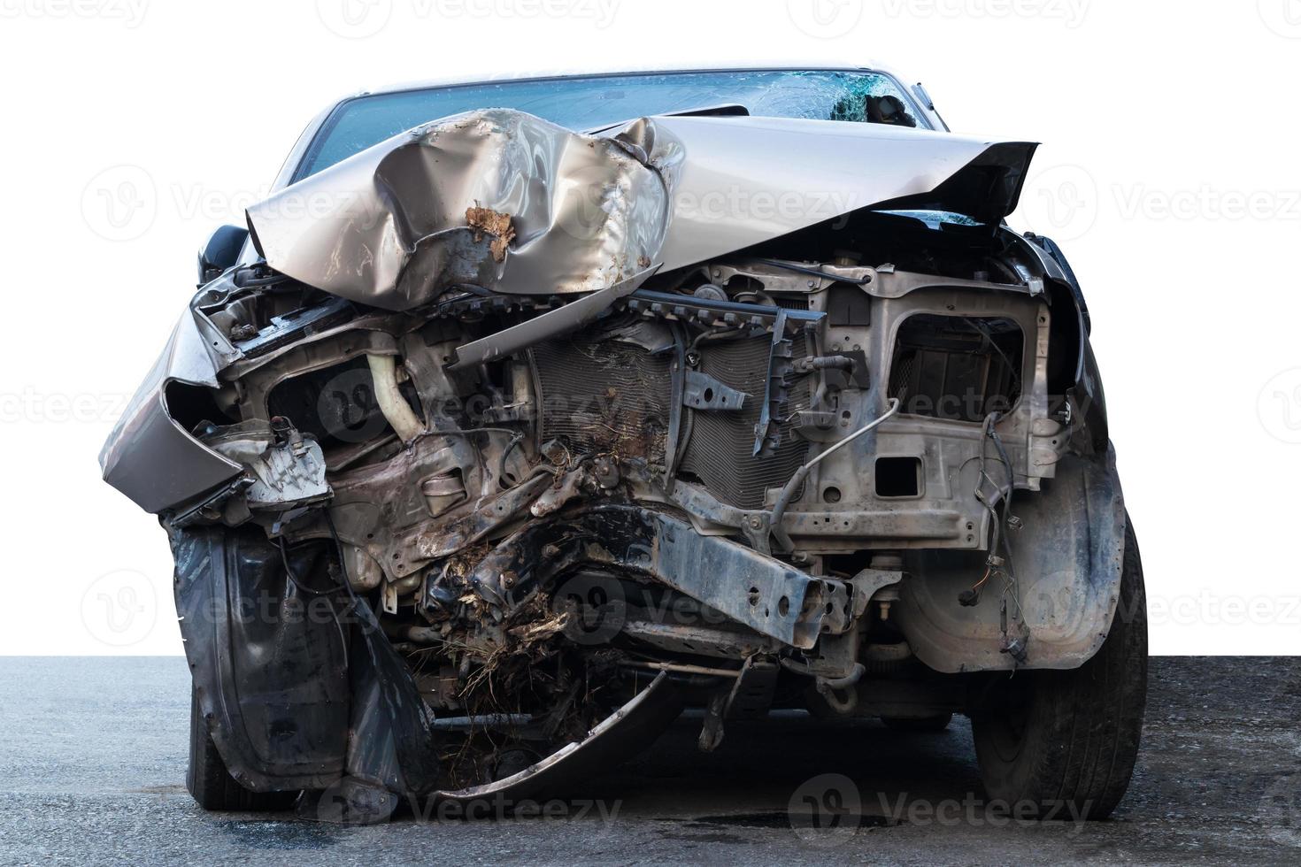 auto anteriore demolita a causa di una collisione con un albero. foto