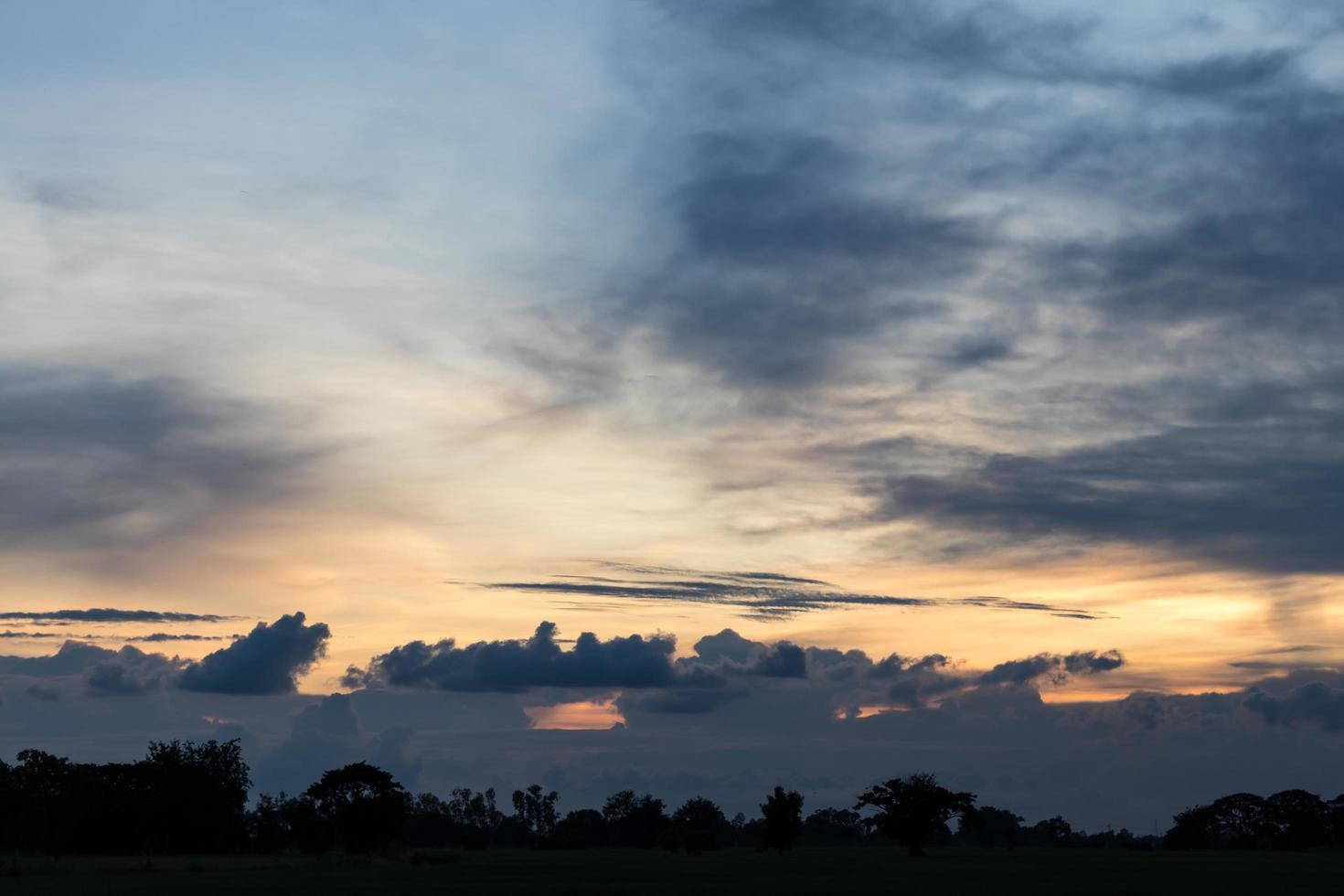 cielo nuvoloso con tramonto in serata. foto