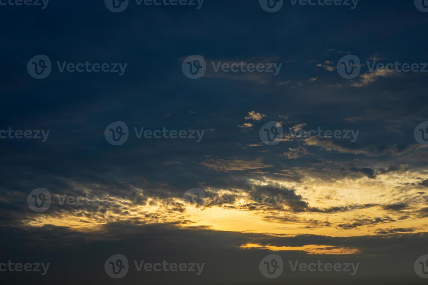 nuvole nel cielo con la luce del mattino. foto