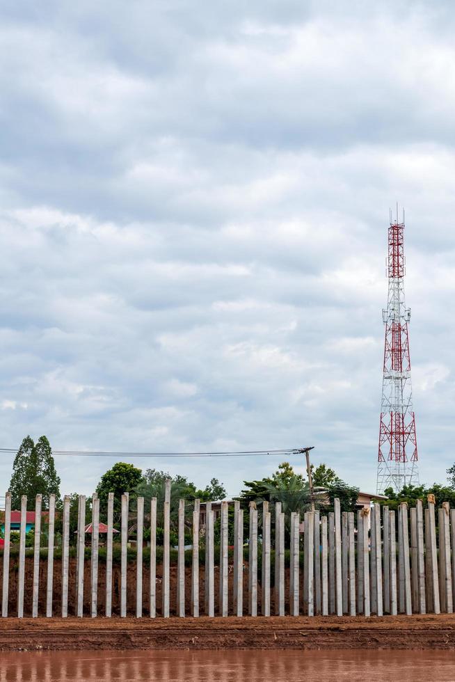 tanti pilastri di cemento sulla costa e le telecomunicazioni. foto