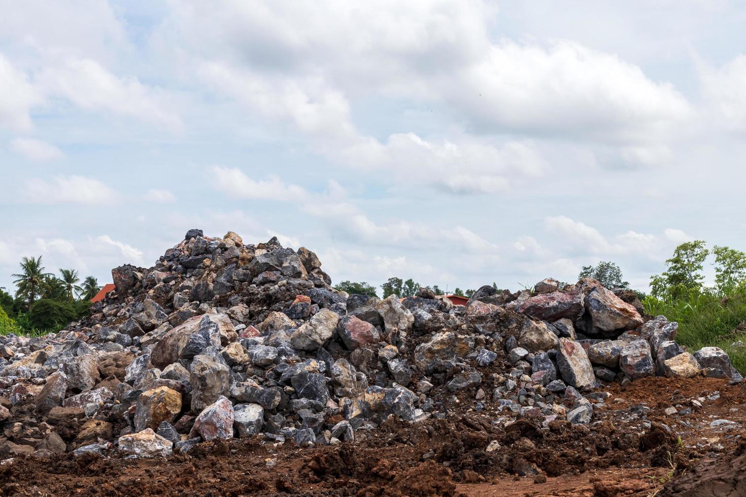 numerosi massi di granito giacciono sul terreno nelle aree rurali. foto