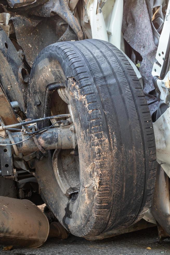 primo piano dei vecchi pneumatici delle ruote dell'auto sono stati demoliti. foto