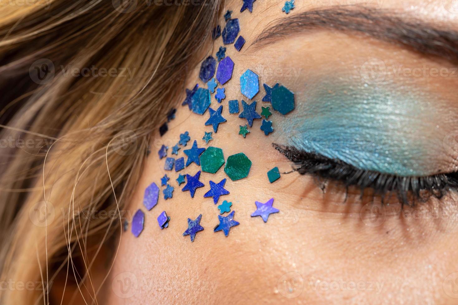 trucco di carnevale per celebrare il carnevale del Brasile. tendenza trucco e accessori per il carnevale. foto