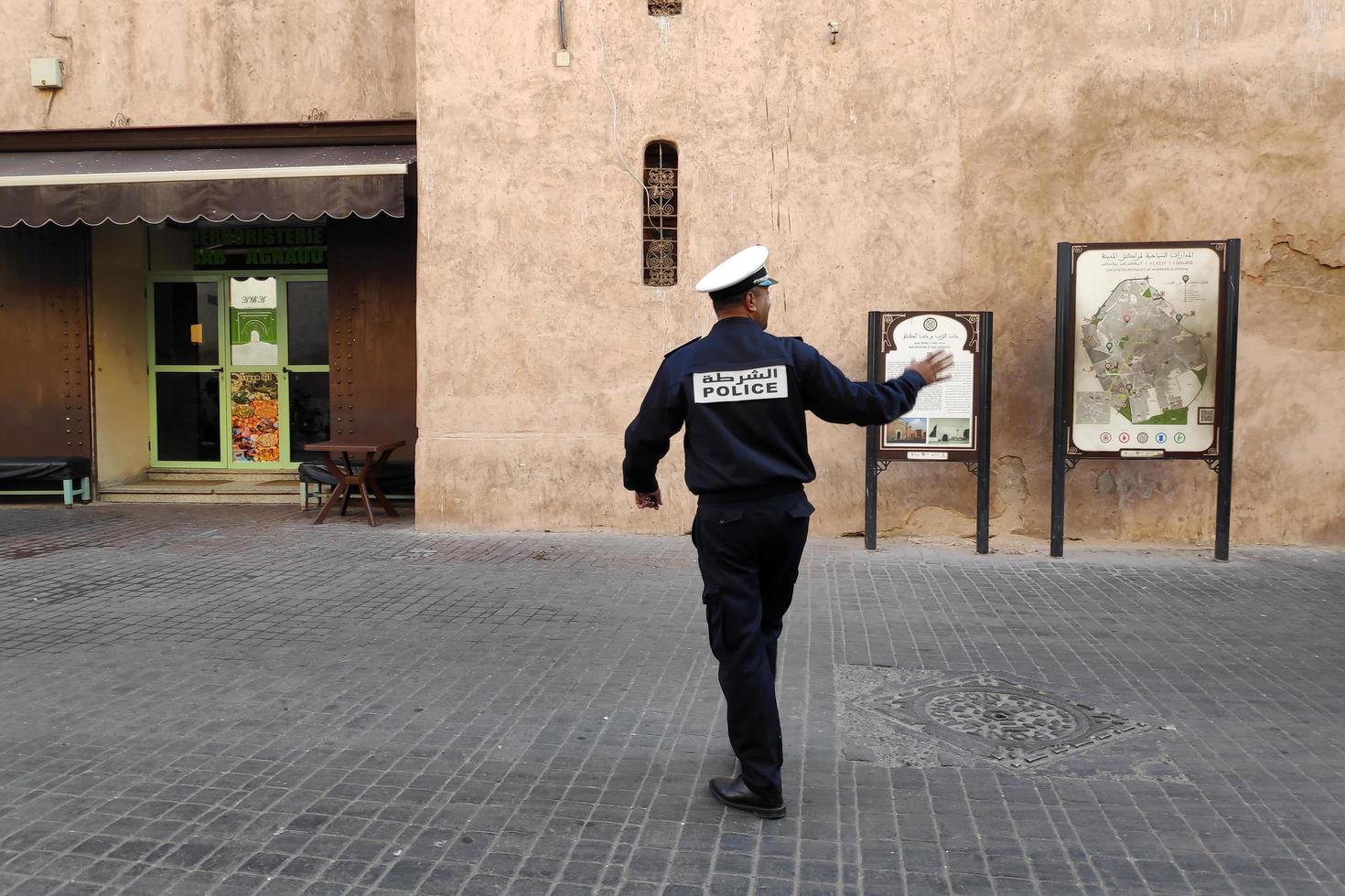 marrakesh, marocco, 1-15-18-poliziotto nel vecchio quartiere della città foto