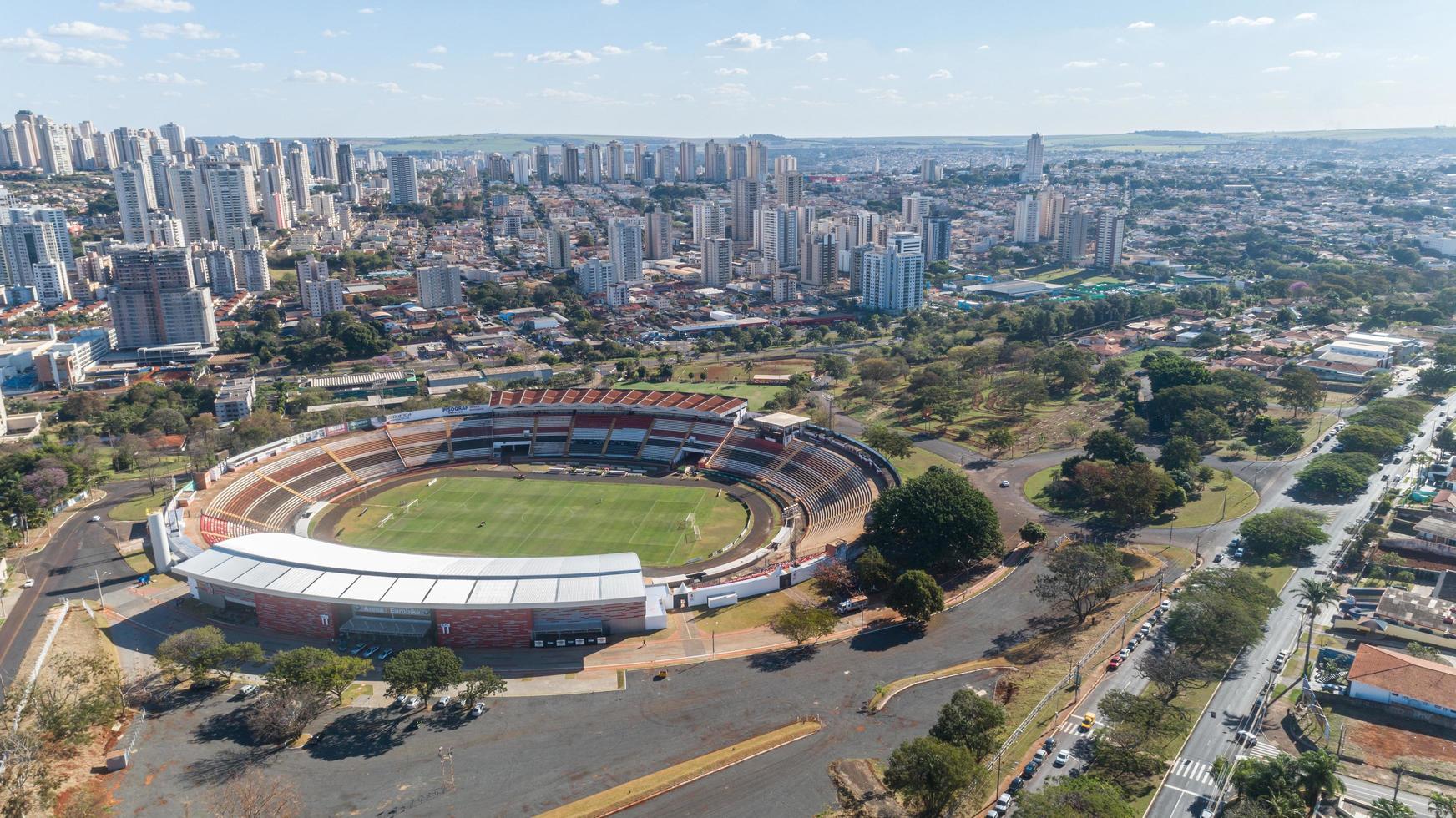 ribeirao preto, san paolo brasile circa luglio 2019 vista aerea di ribeirao preto, san paolo, puoi vedere gli edifici e lo stadio botafogo di santa cruz. foto