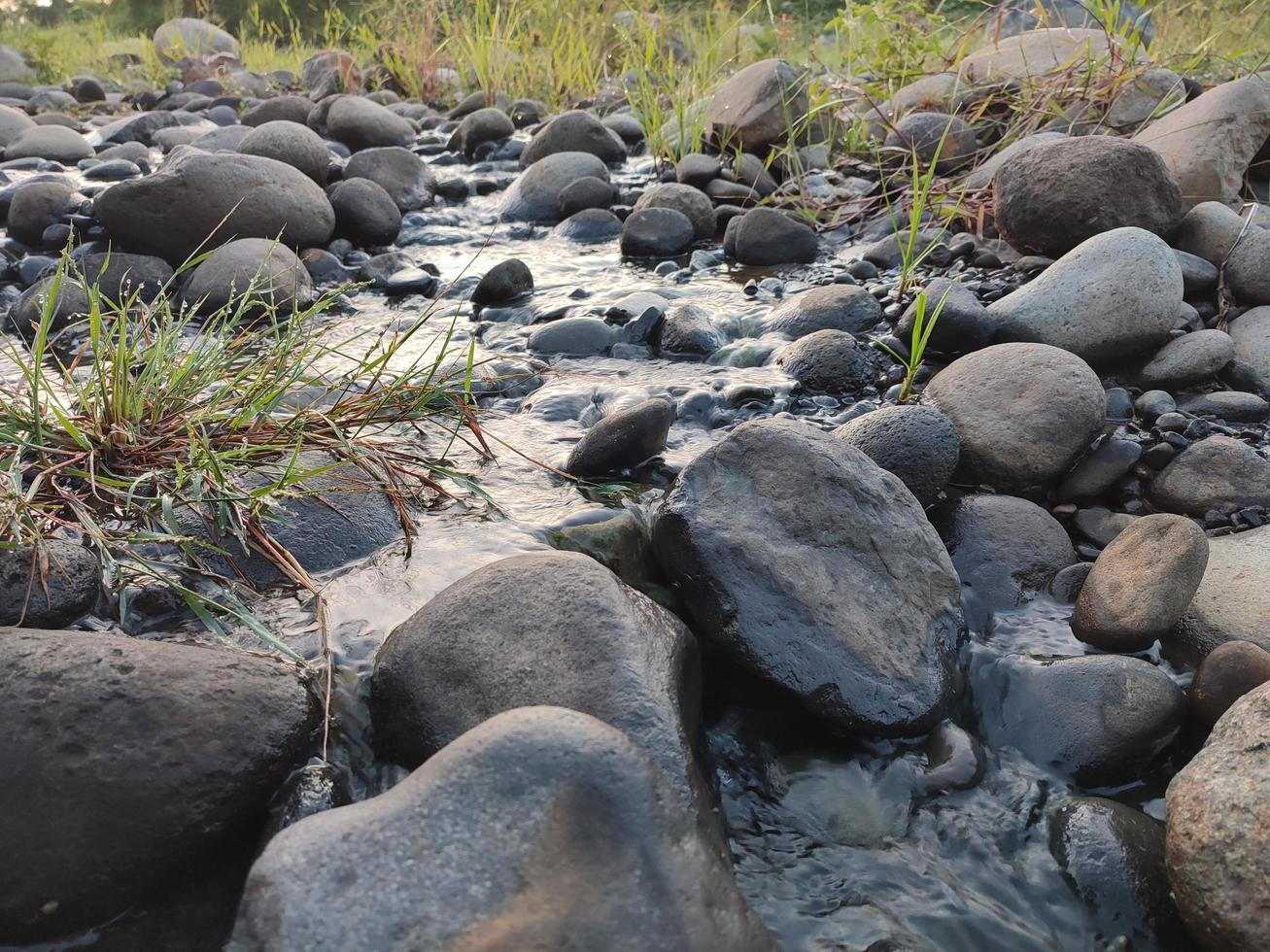 pietre nell'acqua foto