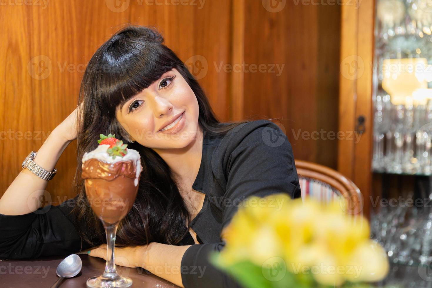 il bianco gelato mescola la fragola con un alto contenuto calorico, può renderti grasso, sfocato, sfocato. delizioso gelato alla vaniglia o al cioccolato con fragola. foto