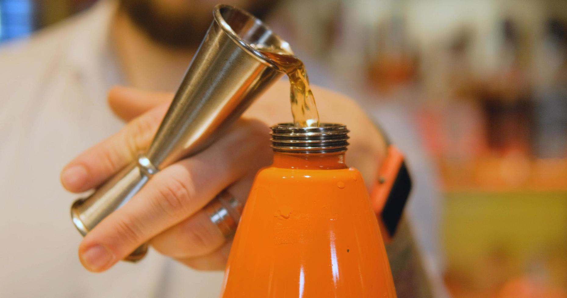 il barista maschio lavora nel pub foto