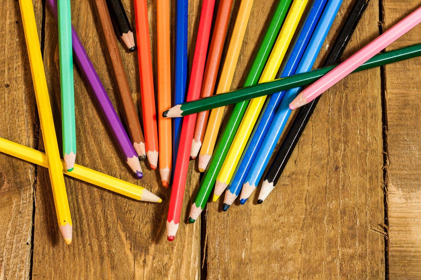 tavola apparecchiata con matite colorate foto