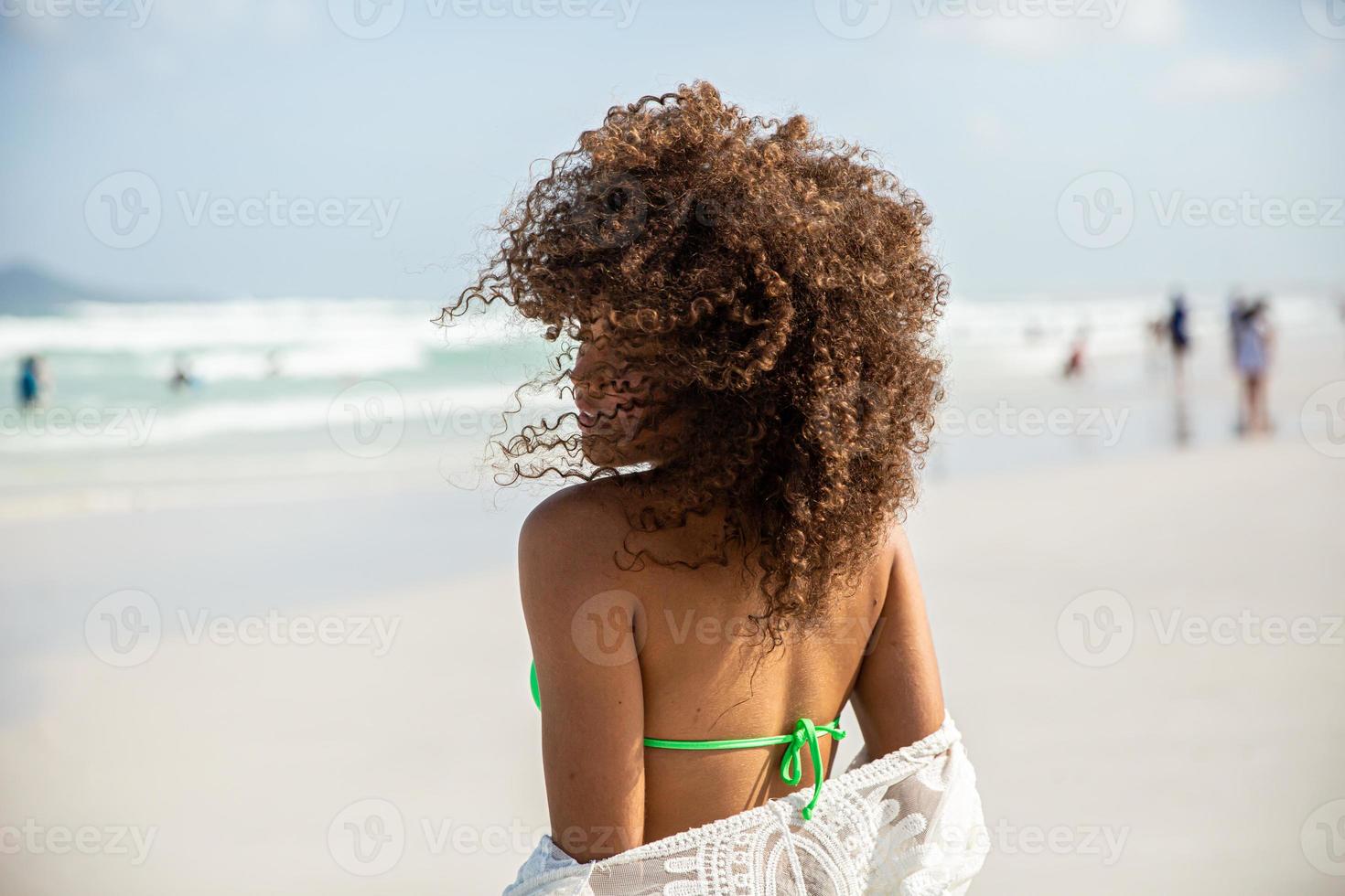 ragazza carina afro nera, capelli ricci, bikini, spiaggia. vacanze estive afroamericane. foto