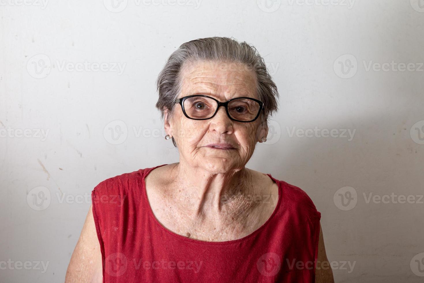 bella donna anziana che ride e sorride. donna anziana sorridente. foto