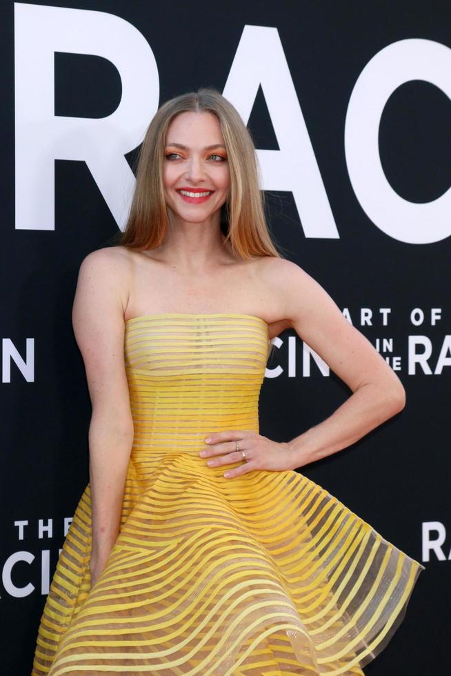 los angeles, 1 agosto - amanda seyfried alla prima mondiale dell'arte di correre sotto la pioggia al teatro el capitan il 1 agosto 2019 a los angeles, ca foto