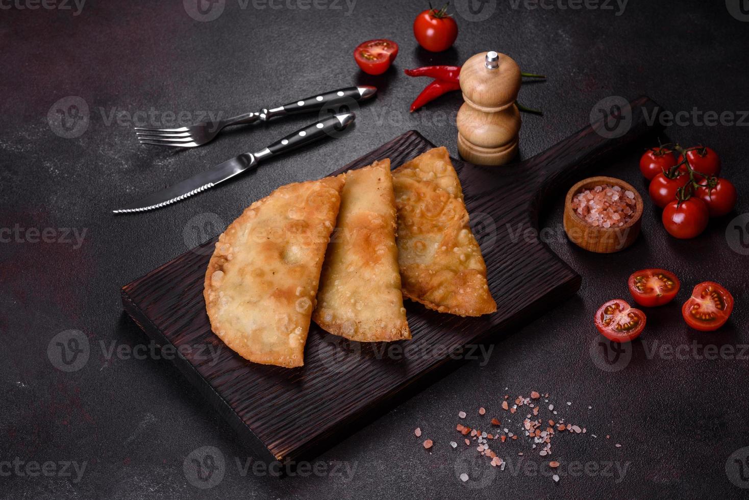 Cheburek fatti in casa ripieni di carne macinata e cipolle, cucina tradizionale caucasica foto