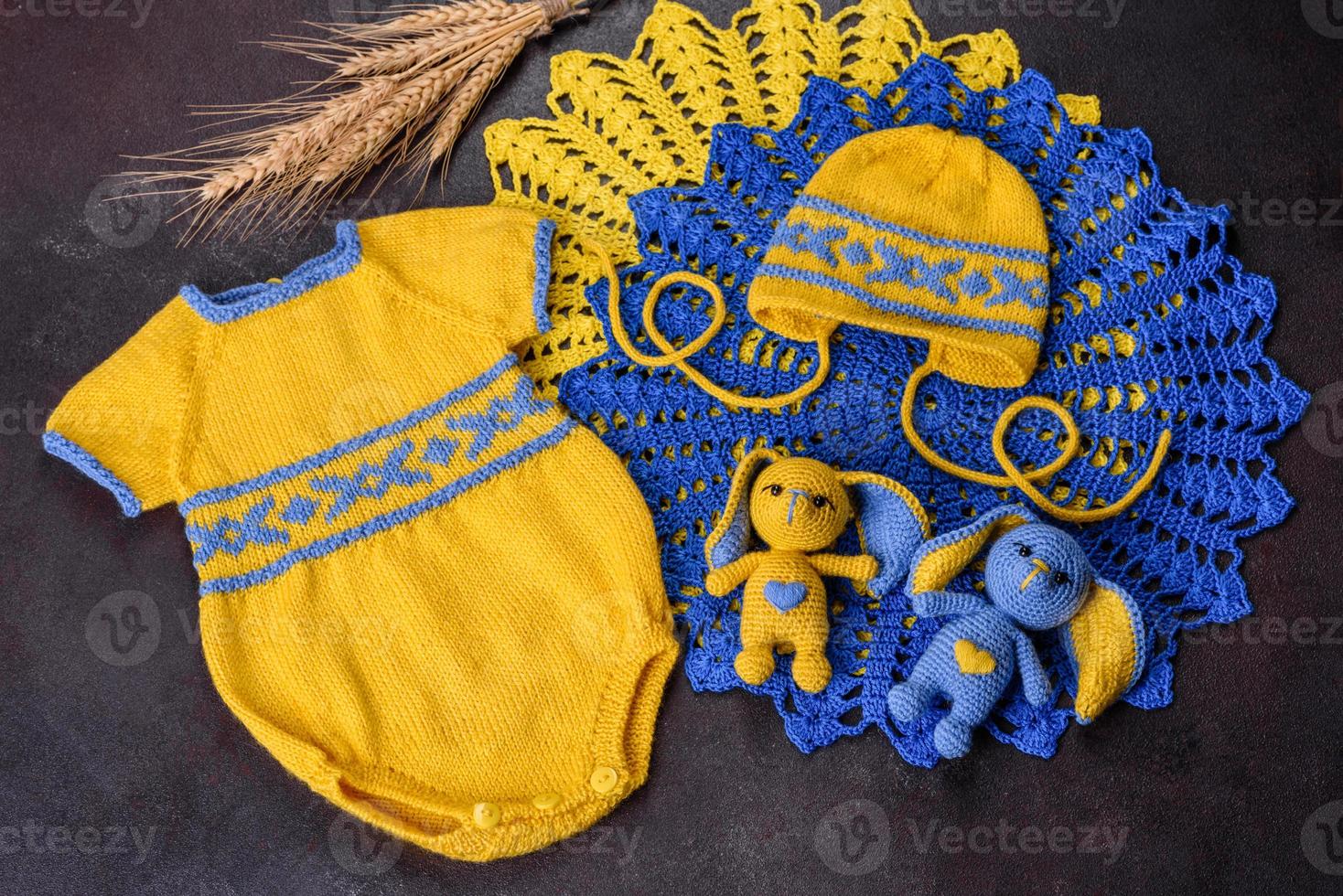 alcune cose legate da corde con le tue mani nei colori della bandiera dell'ucraina foto