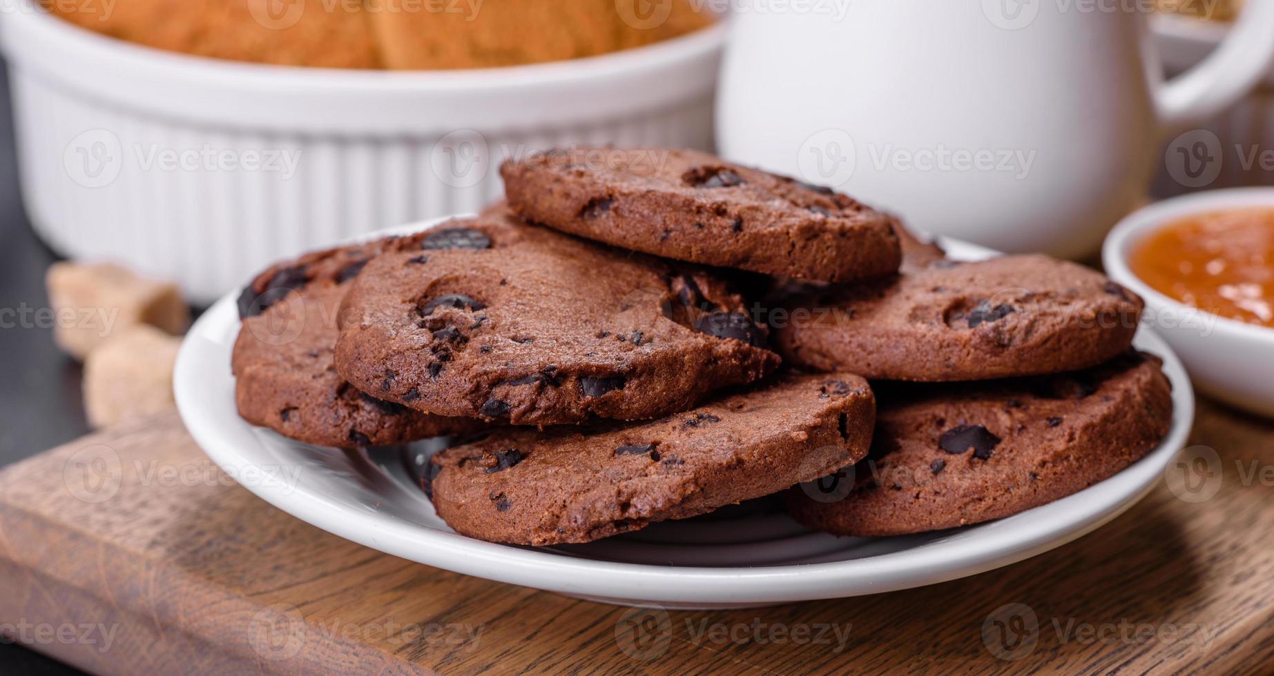 deliziosa colazione sana e nutriente con muesli, uova, biscotti d'avena, latte e marmellata foto