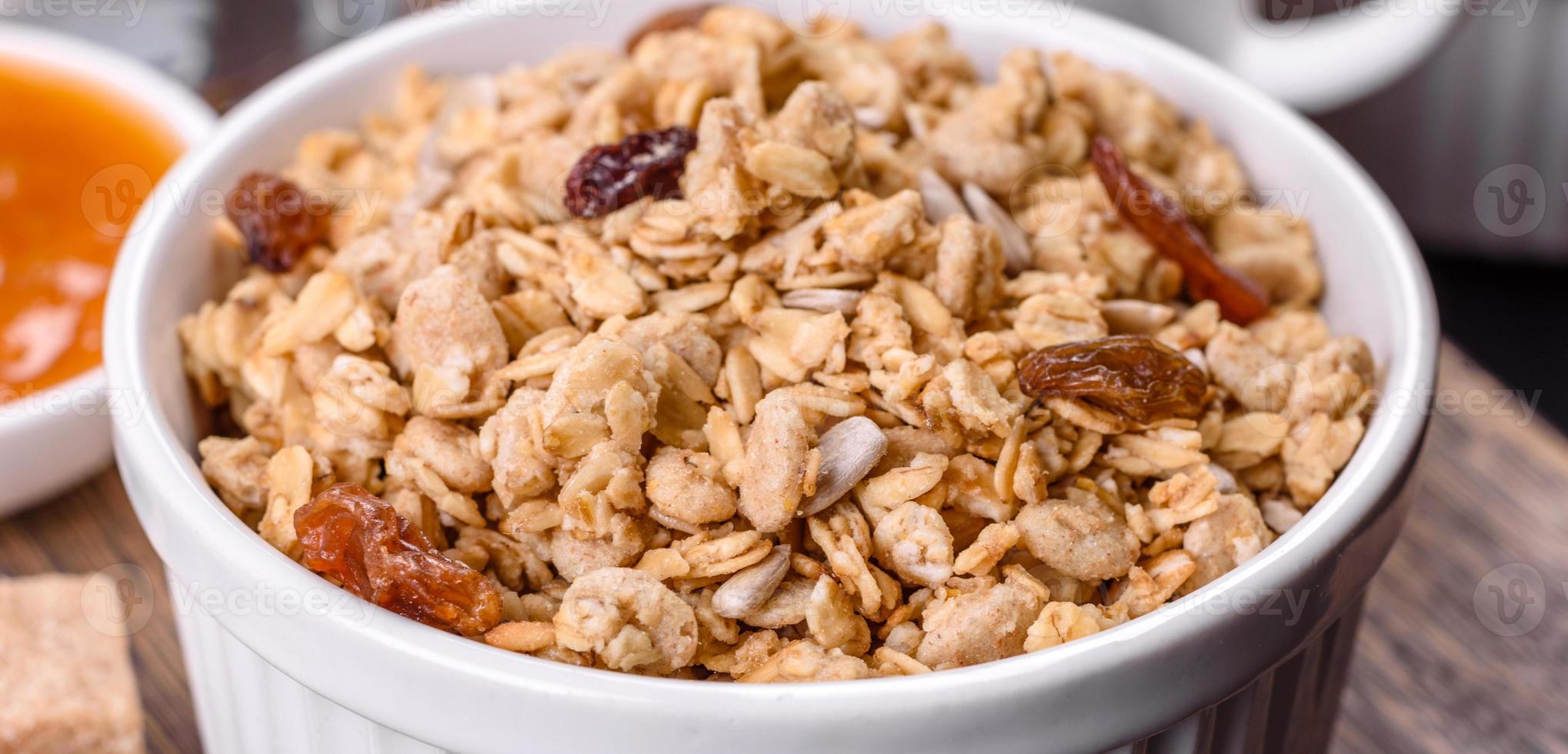 deliziosa colazione sana e nutriente con muesli, uova, biscotti d'avena, latte e marmellata foto