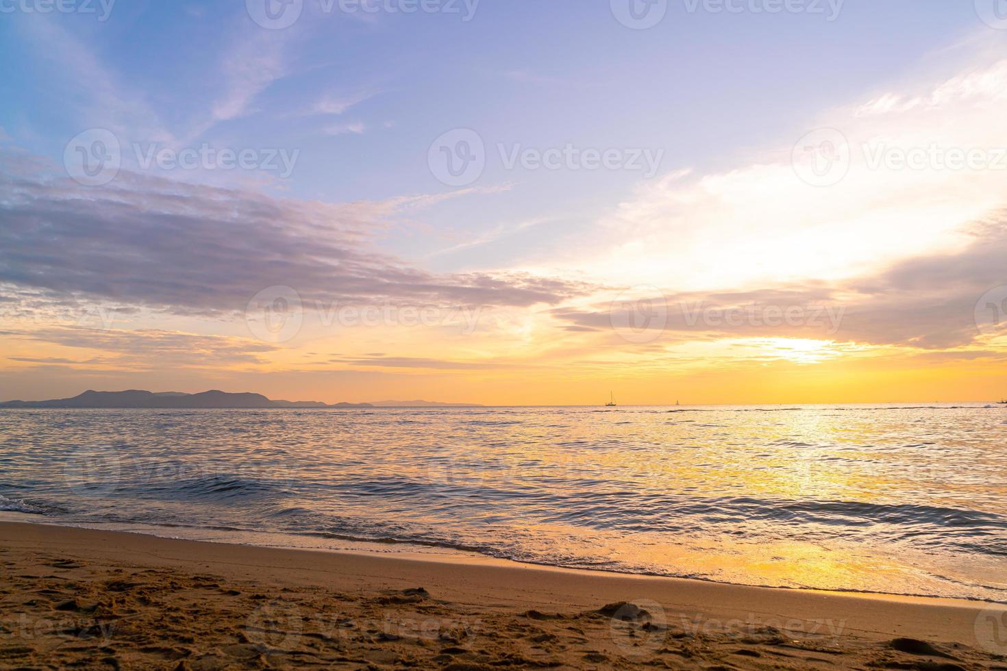 bellissima spiaggia tropicale e mare con cielo al crepuscolo foto