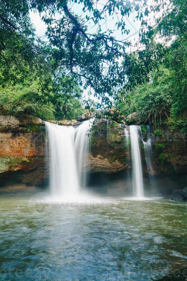 cascata haew suwat al parco nazionale di khao yai in thailandia foto