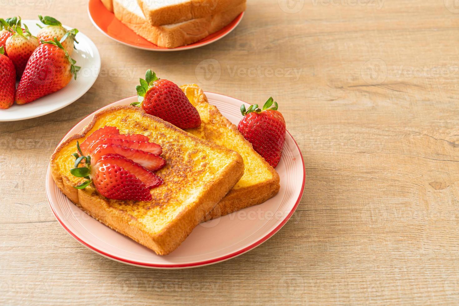 toast alla francese con fragole fresche foto