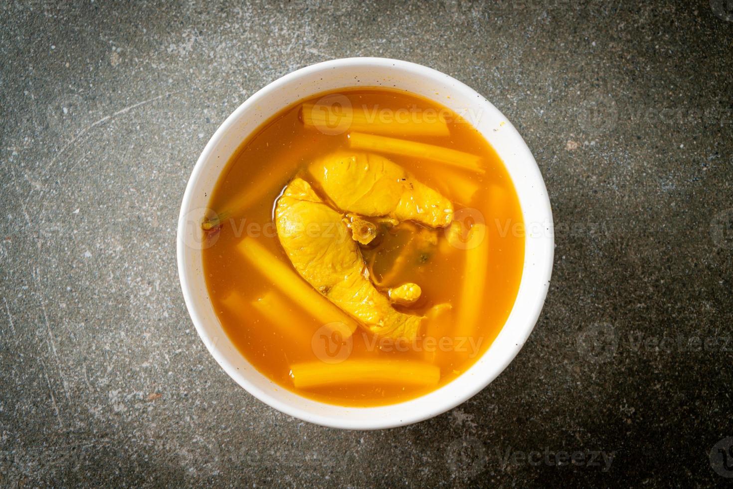 zuppa acida con gambo di loto e pesce foto