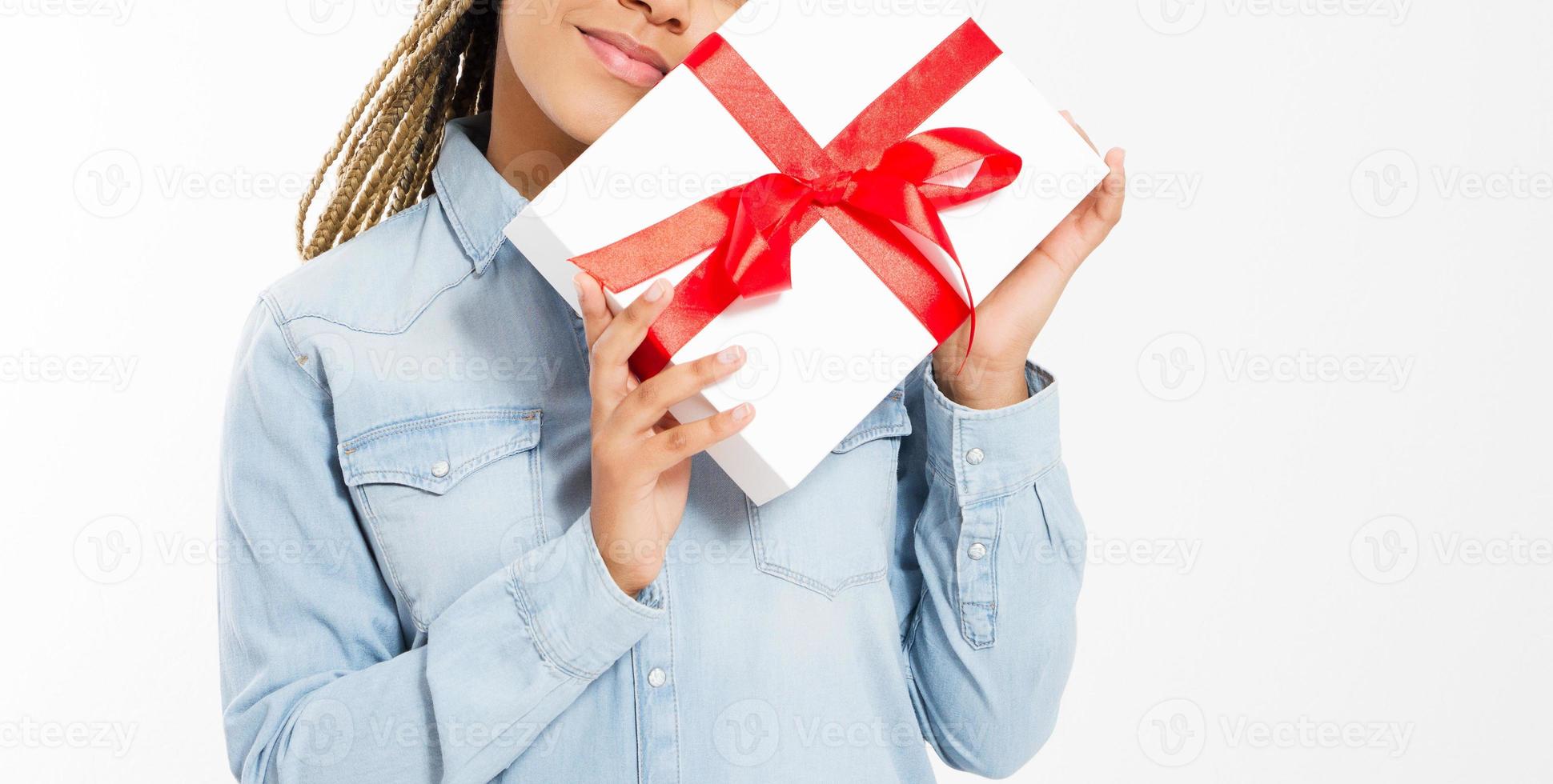 donna felice con grande confezione regalo bianca isolata su sfondo bianco foto