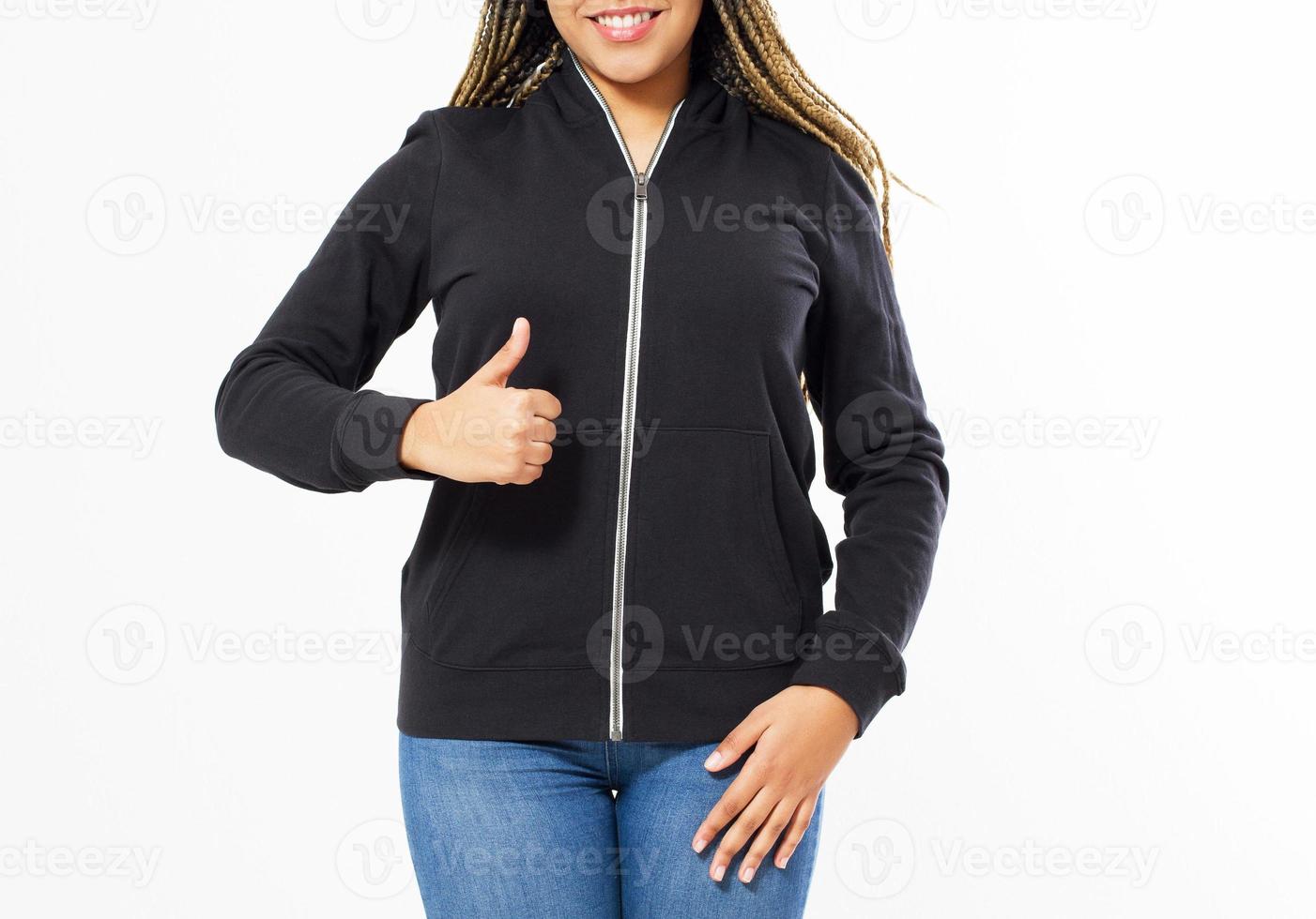 donna afro americana in felpa con cappuccio nera mostra la mano come segno, ragazza in felpa mock up immagine ritagliata foto