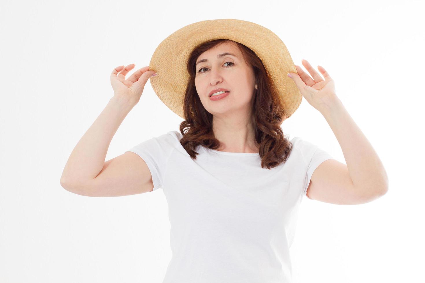 vacanze estive al mare, concetto di vacanza. donna in cappello e maglietta in bianco del modello isolata su fondo bianco. copia lo spazio sulla maglietta e posizionalo per la stampa. cura della pelle solare, protezione delle rughe. anti età foto