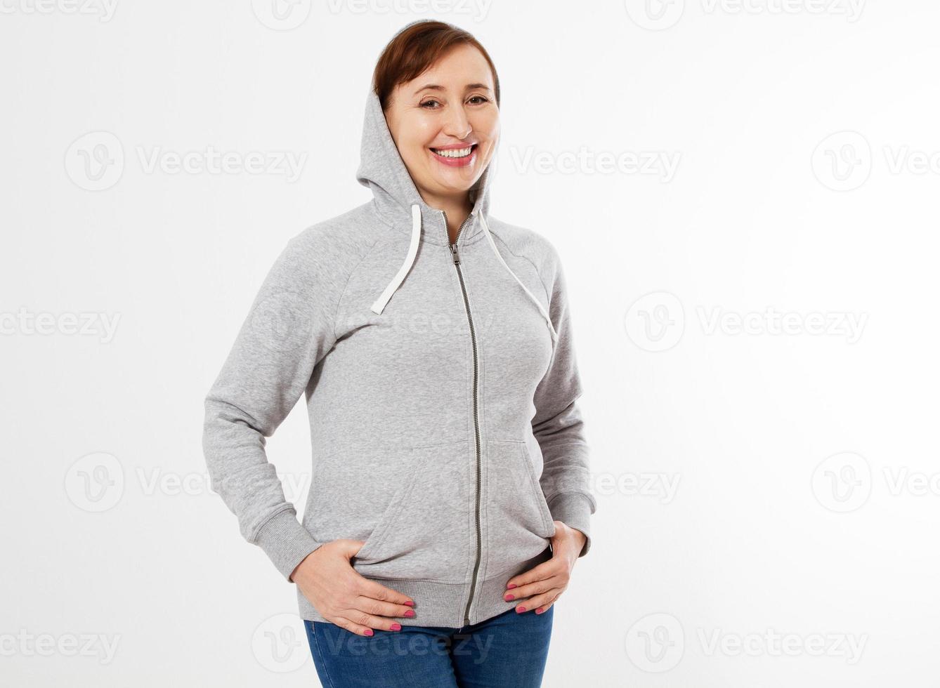 sorriso donna di mezza età in pullover grigio felpa con cappuccio mockup foto