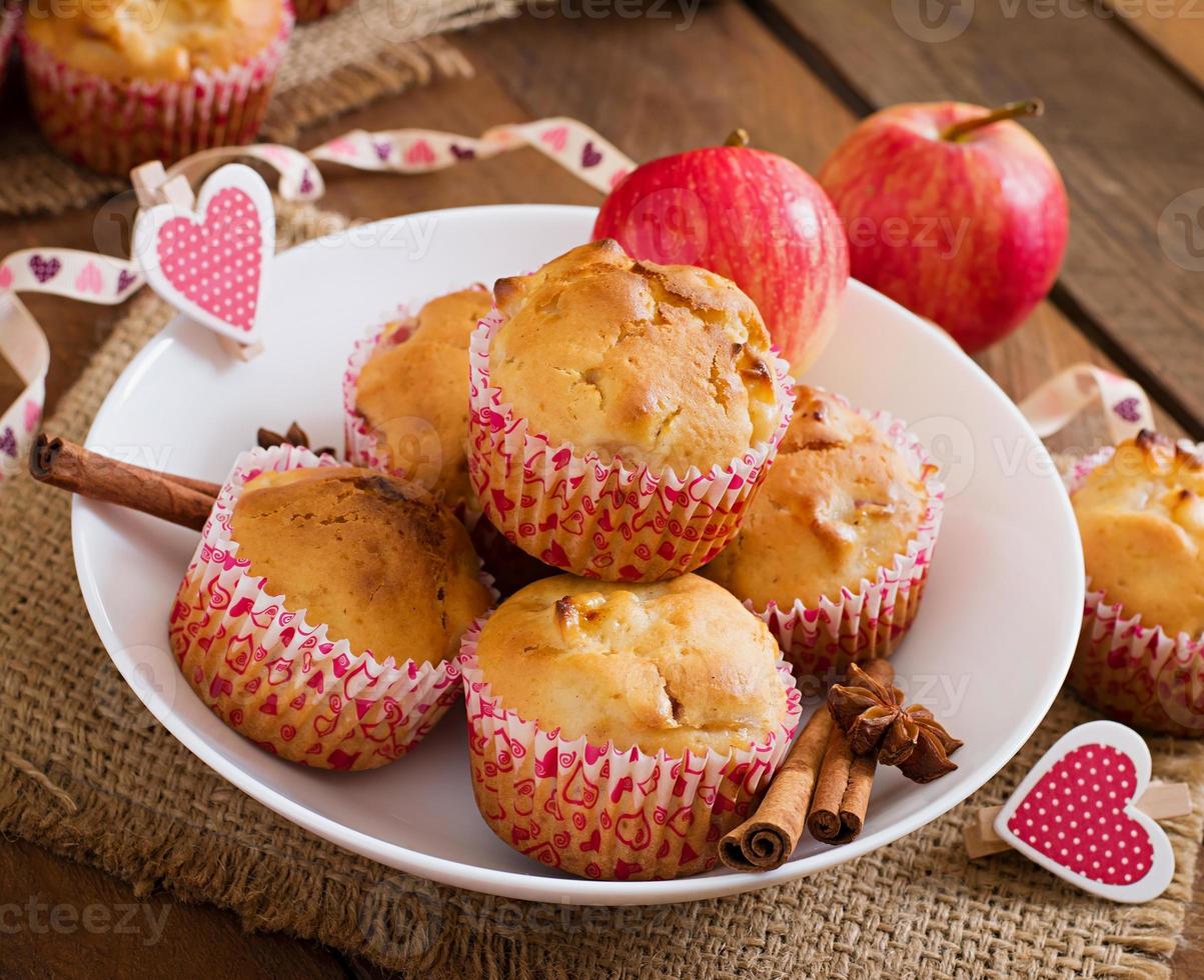 muffin alla frutta con noce moscata e pimento in un cesto di vimini su uno sfondo di legno foto