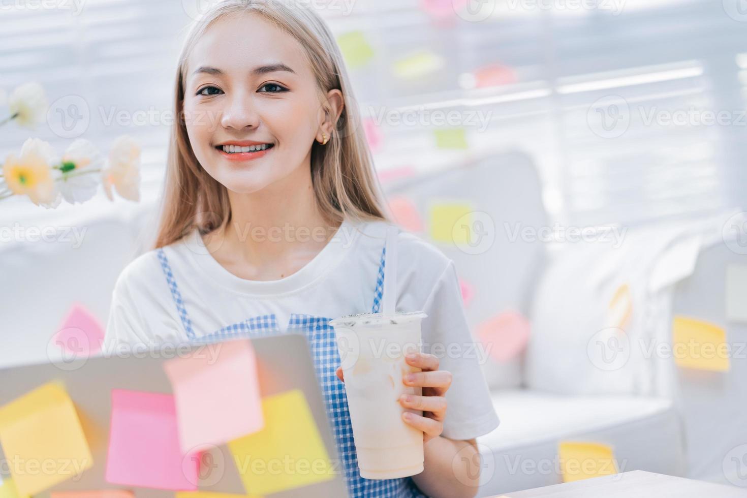 giovane ragazza asiatica che utilizza il computer portatile a casa foto