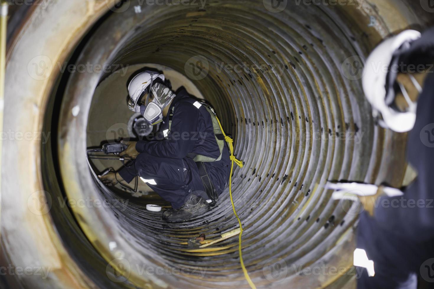 l'ispezione del lavoratore di sesso maschile ha misurato lo spessore circolare del tubo della bobina dello spessore minimo di scansione della caldaia foto