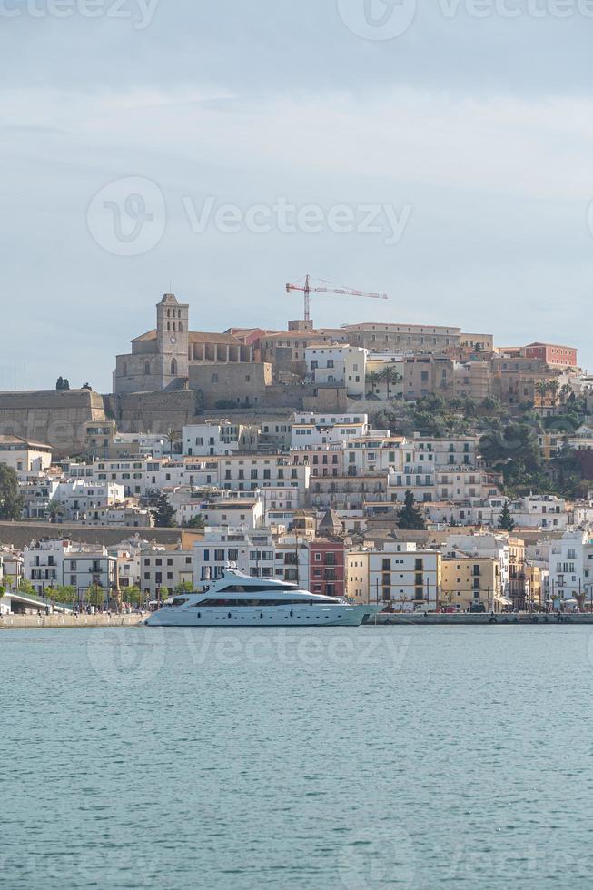 panorama alla città di eivissa sull'isola di ibiza in spagna nell'estate del 2022. foto