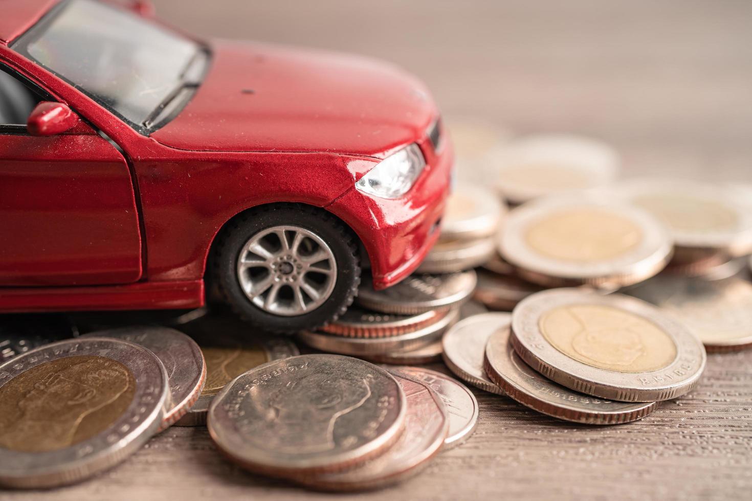 auto sulla pila di monete. prestito auto, finanza, risparmio di denaro, assicurazioni e concetti di tempo di leasing. foto