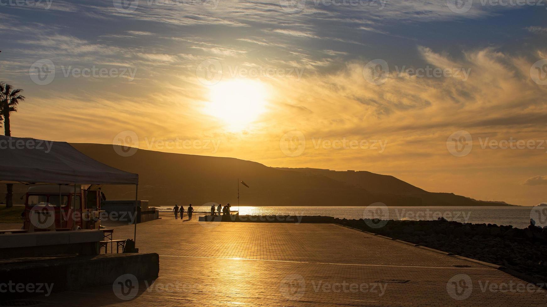 tramonto sulla spiaggia di Canteras al tramonto nella città di las palmas foto