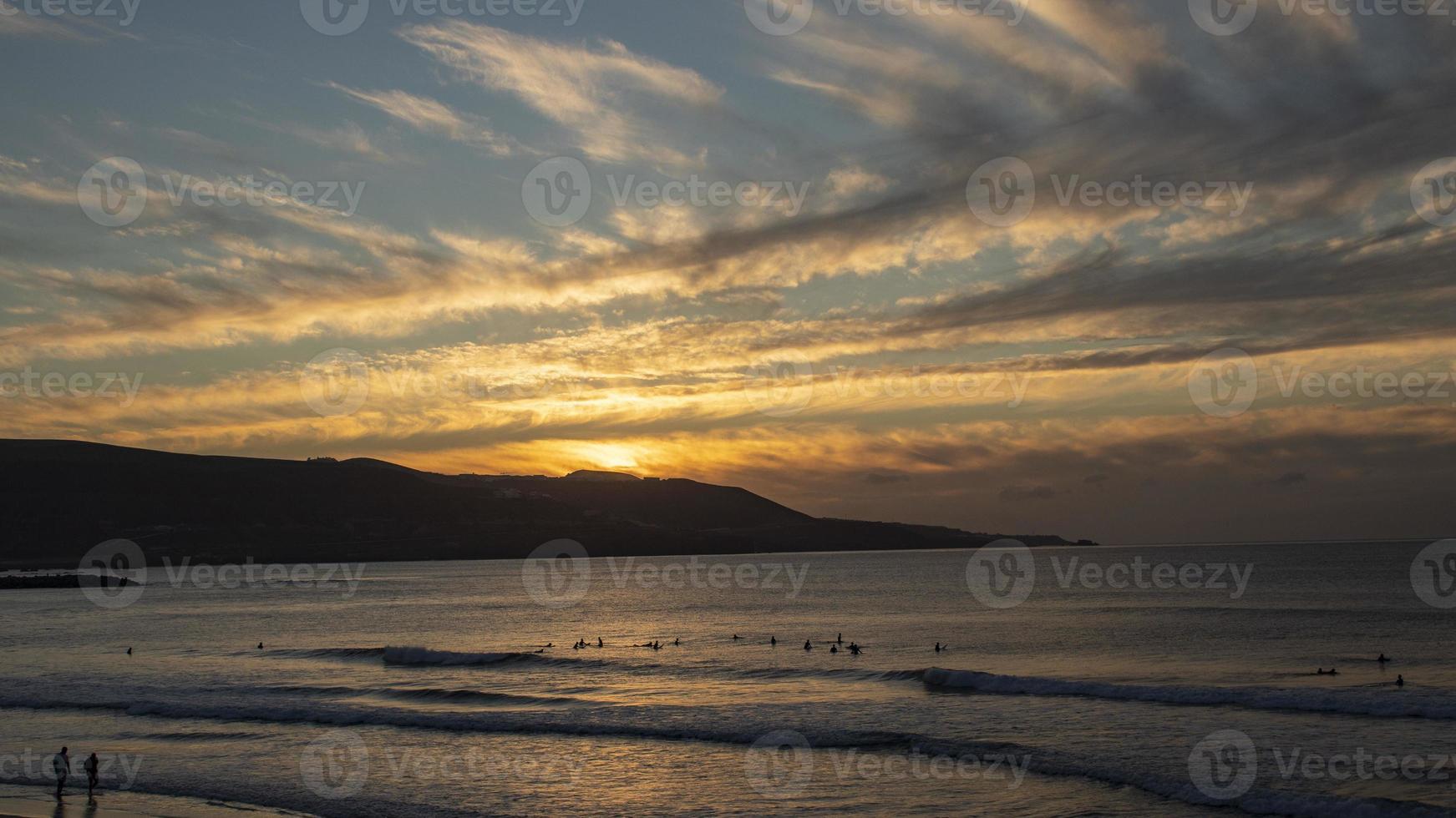 tramonto sulla spiaggia di Canteras al tramonto nella città di las palmas foto