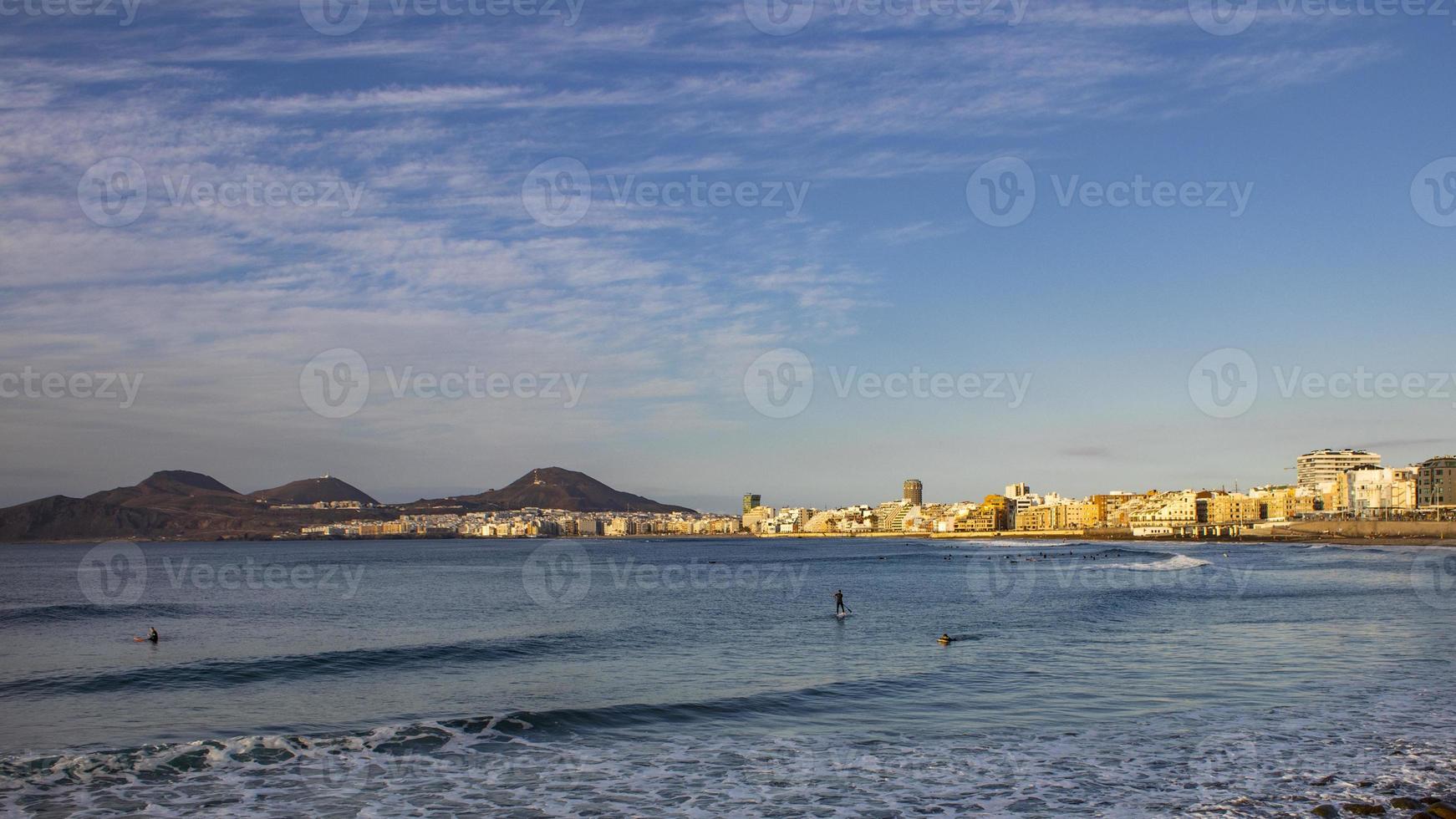 tramonto sulla spiaggia di Canteras al tramonto nella città di las palmas foto